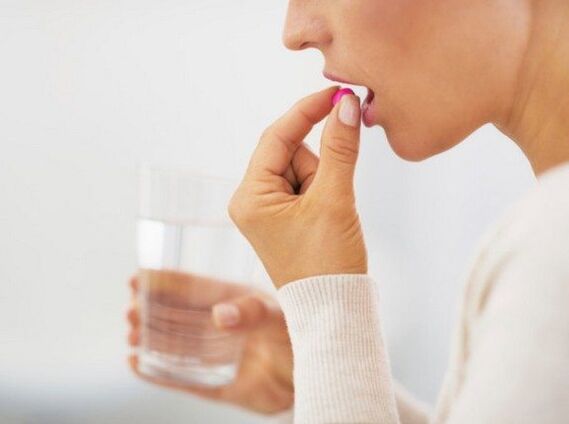 Tomar medicamentos para aliviar a dor de xeonllos