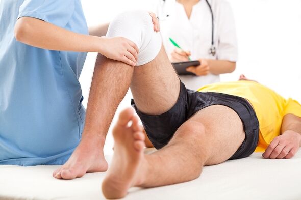 O médico selecciona un réxime de tratamento para un paciente con artrose despois dun exame diagnóstico